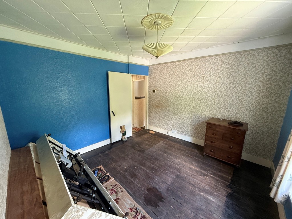 Lot: 169 - HOUSE FOR IMPROVEMENT - Second bedroom